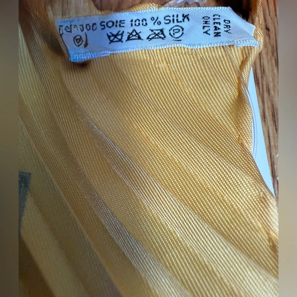 HERMÈS Grande Tenue Pleated Silk Scarf - Picture 7 of 7